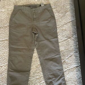 New Banana Republic cargo jogger pants, ladies size 6 in adorable green color.